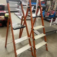 نردبان المینیوم و جعبه ابزار