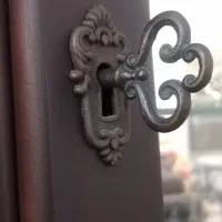 ویترین با چوب محکم و مرغوب