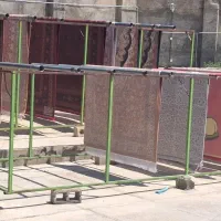 به یک نفر کارگر ساده نازمندم