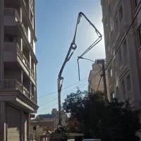 کارگر  پای وان پمپ بتن