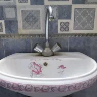 روشویی دیواری با شیرآلات سالم