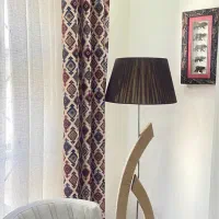 پرده کنار سالنی