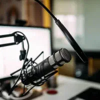 صداپیشگی و مجری‌گری صحنه
