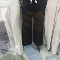 فروشنده با تجریه پوشاک زنانه