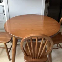 میز غذاخوری گرد ۴ نفره نو و شیک + صندلی ها‌ آکبند