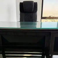 یک عدد صندلی مدیریتی کاملاً نو و شیک