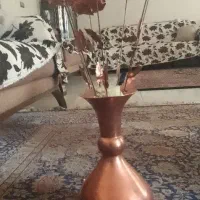 گلدان مس با 8عدد شاخه گل رز بزرگ