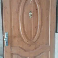 درب چوبی ورودی واحد آپارتمان ب همراه حفاظ آهنی