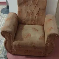 یک دست مبل ، یک دست میز غذا خوری