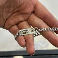 حکاکی چشم روی‌دستبند‌و‌مدال