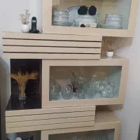 دارای سه طبقه و دو کشو