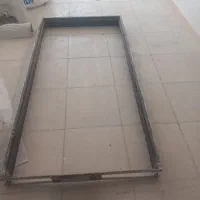 چهارچوب آهنی  ودرب چوبی کاملا سالم در حد نو