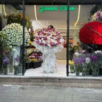 نیروی کار .تزیین کار حرفه ای گلفروشی