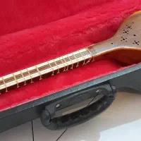 سه‌تار چهار سیم با مهر و جعبه (هاردکیس)