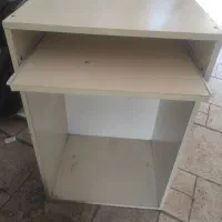 یک عدد میز کامپیوتر جمع و جور