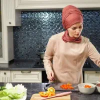 به یک خانم زرنگ جهت کار در آشپز خانه نیازمندیم