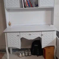میز تحریر در حد نو با ویترین