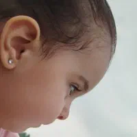 سوراخ کردن گوش کودکان با بی حسی وخدمات پیرسیتگ