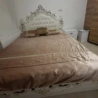تخت به همراه پاتختی و کنسول و رو تختی