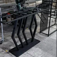 کارگاه جوشکاری دارم.هرنوع جوشکاری درخدمت هستم