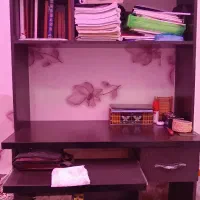 میز تحریر و کتابخانه با صندلی چرخدار