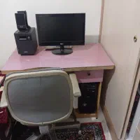 سیستم کامپیوتر به همراه میز و صندلی