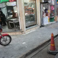 کارگر مرغ فروشی نیمه کار  و حرفه‌ای