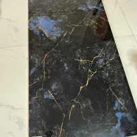 یک اسلب سرامیک کهربایی مرمری آبی