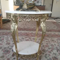 میز سنگی و تلفن رومیزی