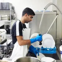 استخدام ظرفشور ماهر آقا در ولیعصر در دو نوبت