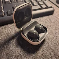Galaxy buds 2 با کیس