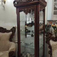 بوفه/ ویترین شیشه ای کاملا سالم‌ و نو با چوب گردو