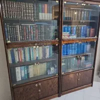 کتابخانه چوبی بزرگ با ویترین درب شیشه ای