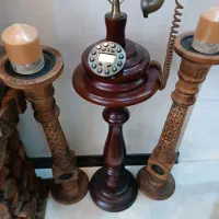تلفن و میز چوبی