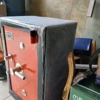 گاوصندوق وقفسه مغازه.