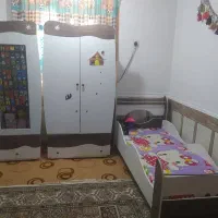 یک تخت با دوتا کمد
