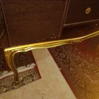 مبل سه نفره و میز جلو مبلی