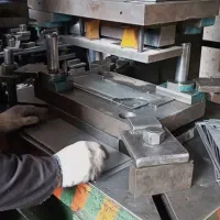 نیروی مرد برای کار با دستگاه پرس و قطعه زنی