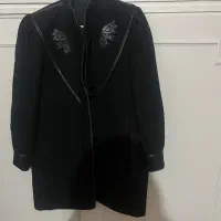 تعدادی کت و پیراهن و مانتو و بافت در حد نو