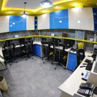 اپراتور پاسخگو به تلفن در دفتر حمل و نقل