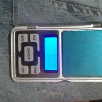 ترازو خشک یکبار استفاده شده وماشین حساب باهم