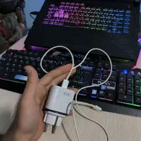 شارژر ۲ف سامسونگ به همراه کابل داخل جعبه