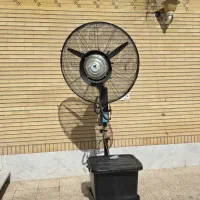 پنکه مه پاش ایستاده