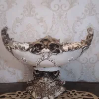 یک ظرف دکوری زیبا وتعدادی ظرف