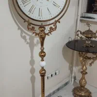 ساعت ایستاده  بسیار شیک و زیبا فلزی در حد نو