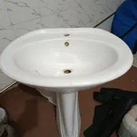 روشویی با پایه سفید
