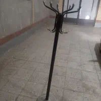چوب لباسی پایه سنگ و چرخشی  در حد نو