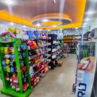 فروشنده یا صندوقدار خانم
