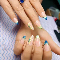 خدمات و کاشت تخصصی ناخن