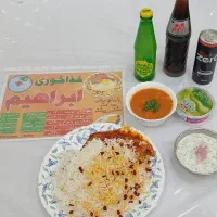 همکار کارگر ساده آقا کار در غذاخوری رستوران بازار
